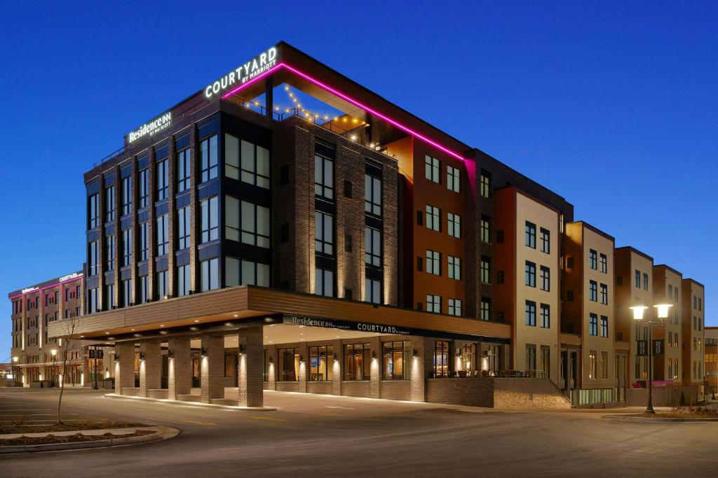 Courtyard by Marriott Milwaukee Brookfield at Poplar Creek Hotel